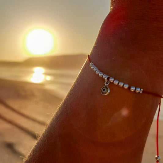 pulsera roja hilo rojo protección malas energías, envidia y mal de ojo, atrae abundancia y buena suerte