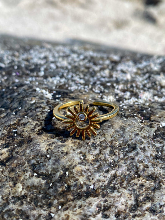 Anillo dorado sol con circón