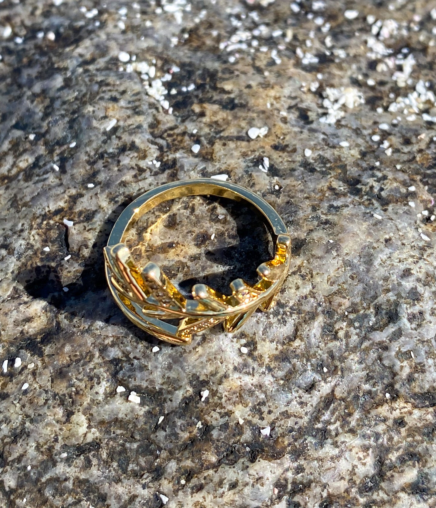 Anillo dorado rama con circones