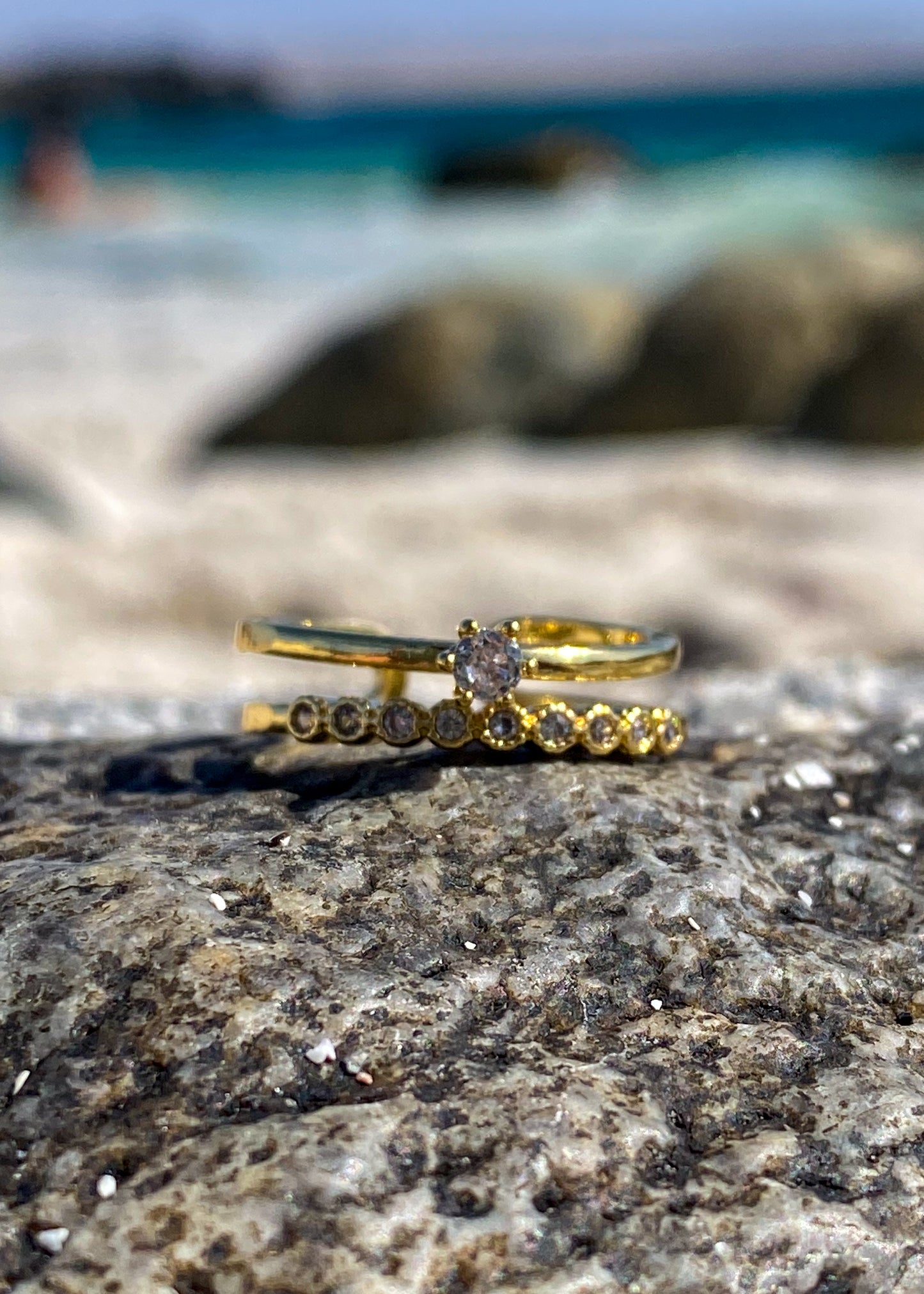 Anillo dorado doble con circones blancos