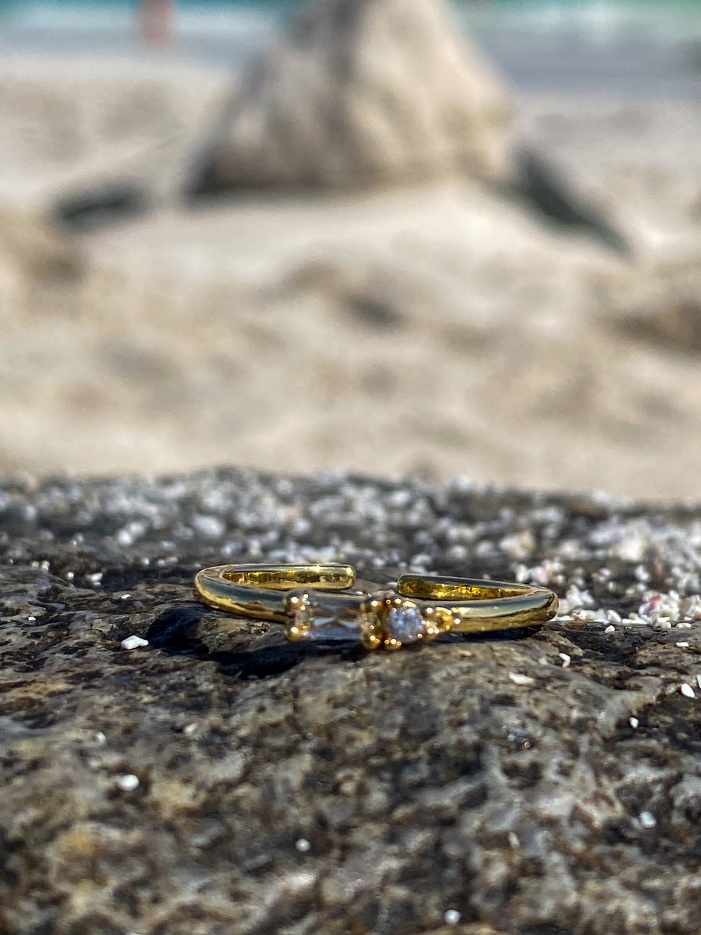 Anillo dorado con circón corte baguette