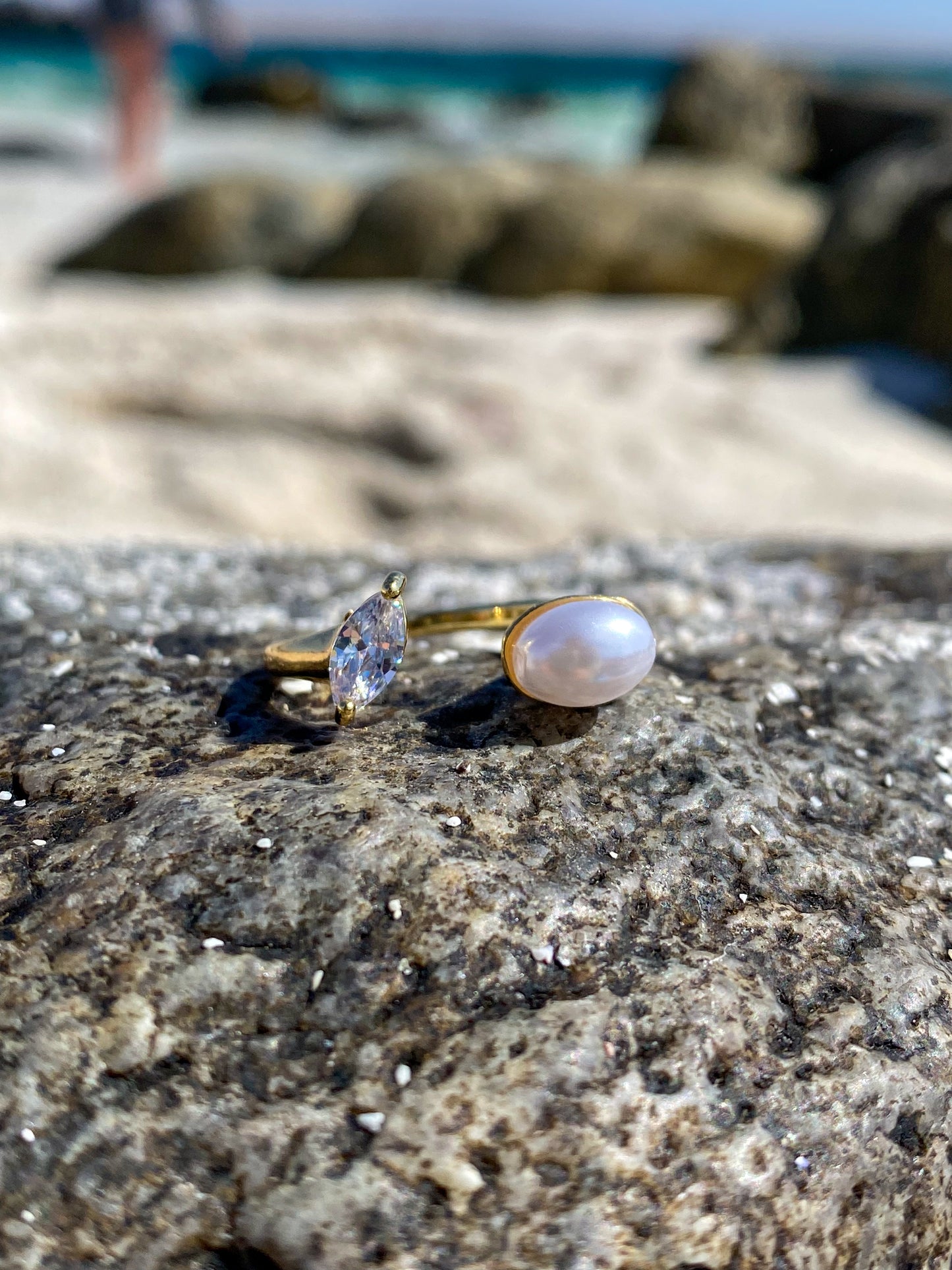 Anillo dorado con perla y circón ovalado