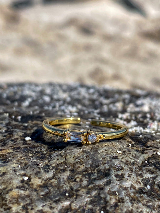 Anillo dorado con circón corte baguette