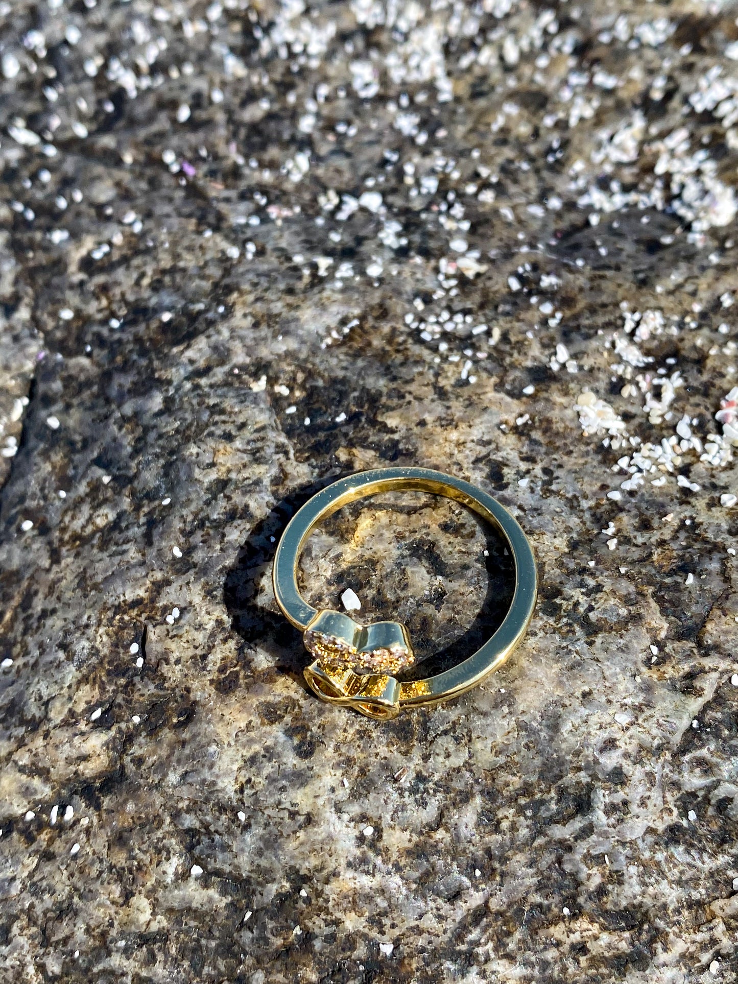 Anillo dorado infinito con circones