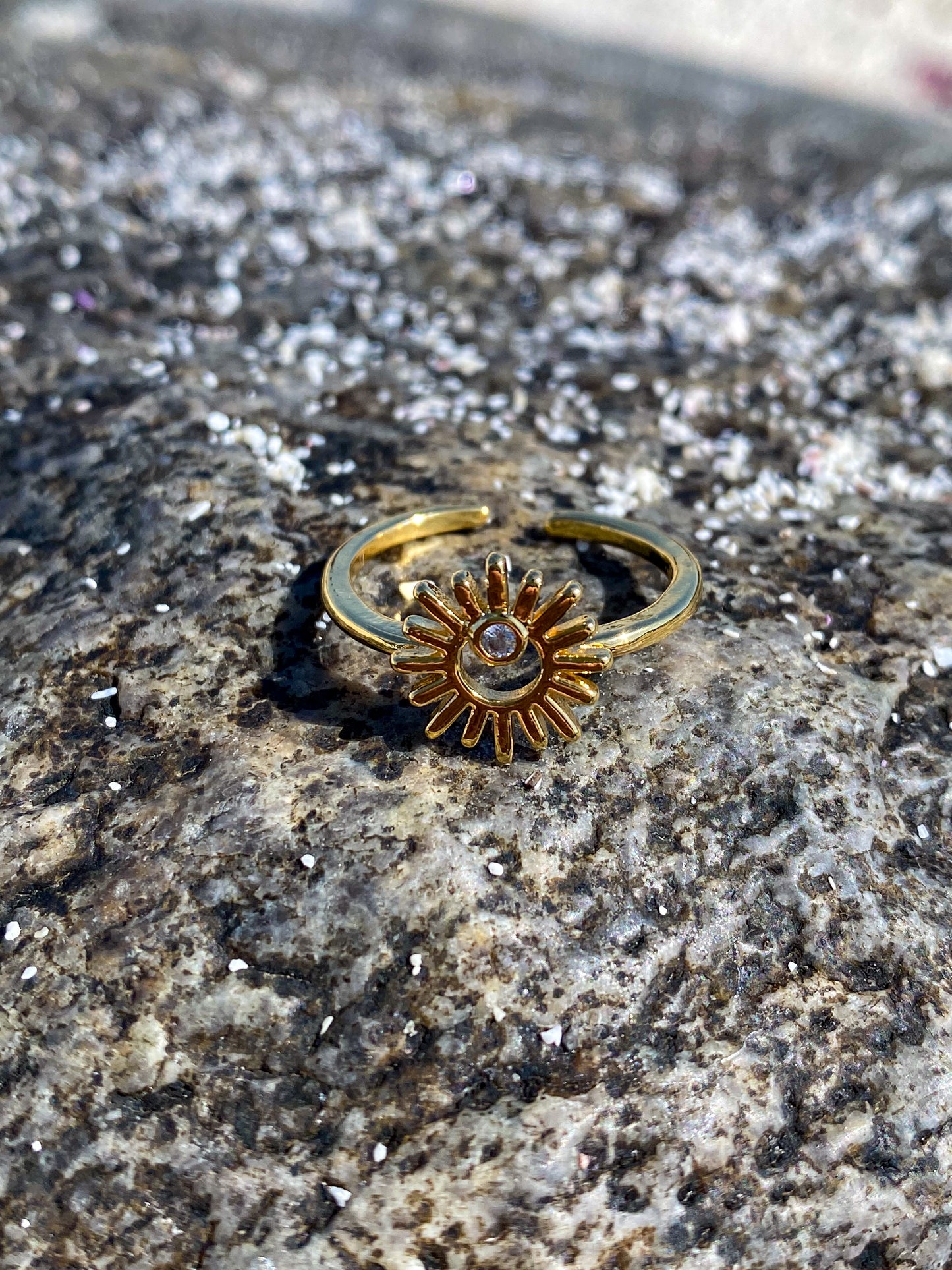 Anillo dorado sol con circón