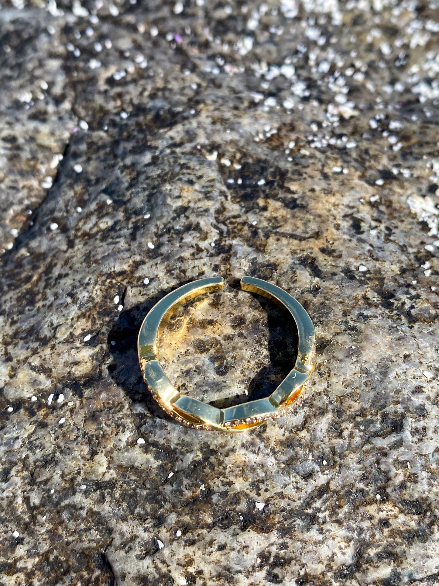 Anillo dorado ondas circones