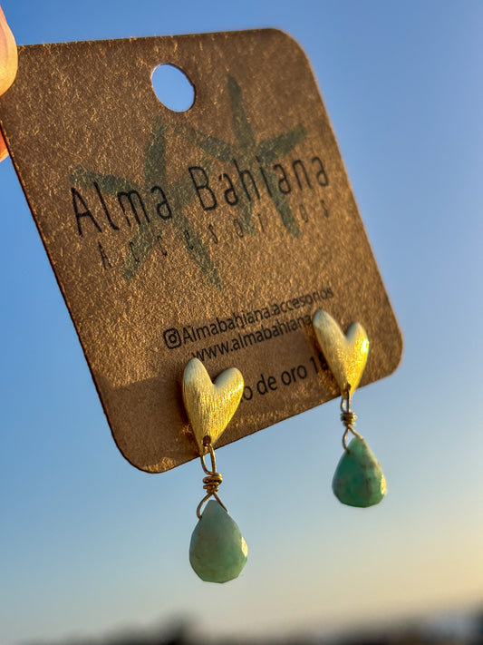 Aros de corazón dorado con piedra Amazonita