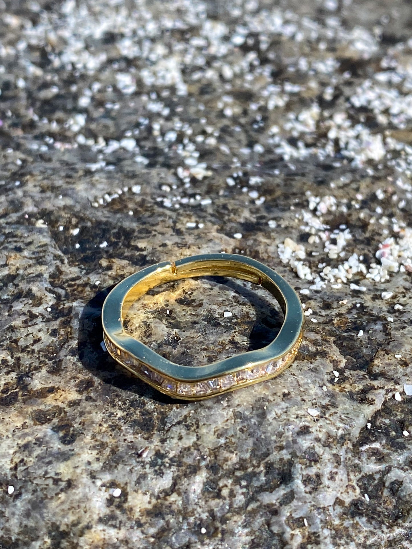 Anillo dorado ondeado circones blancos