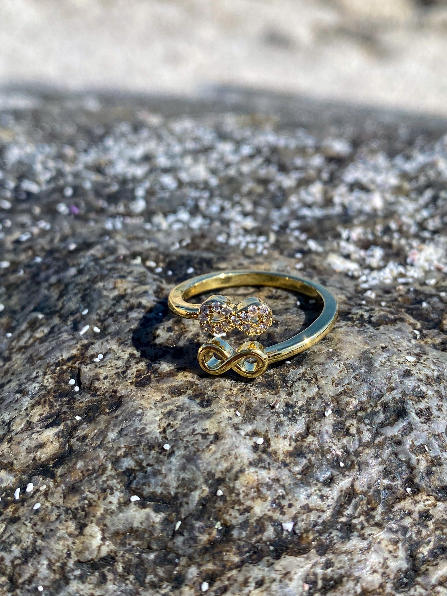 Anillo dorado infinito con circones