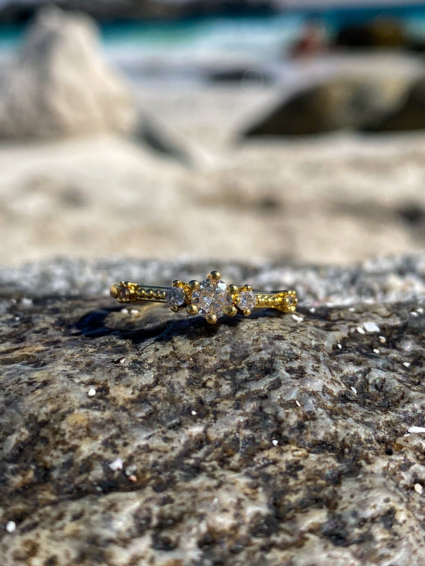 Anillo dorado con circones blancos