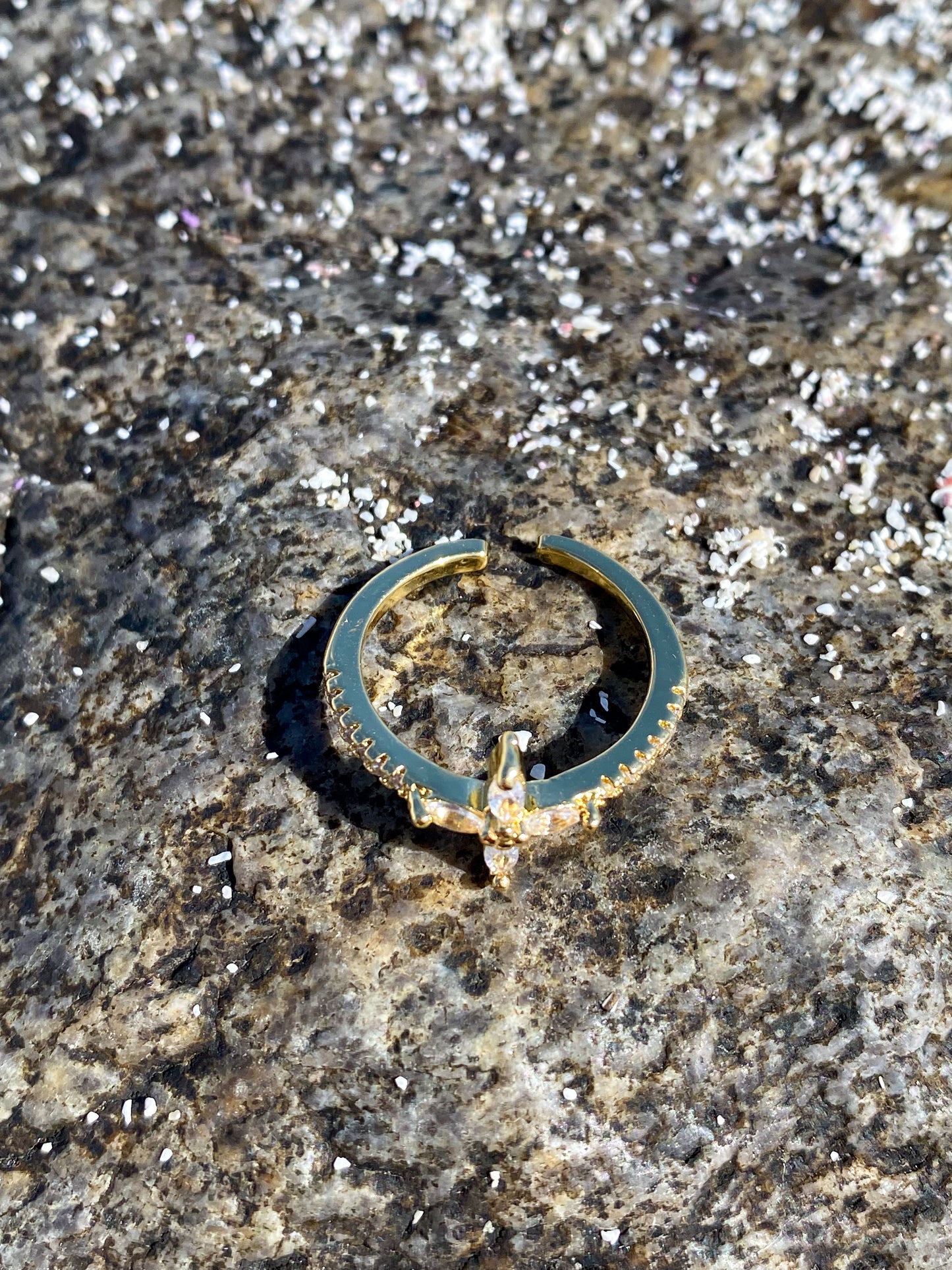 Anillo dorado estrella 4 puntas circones blancos