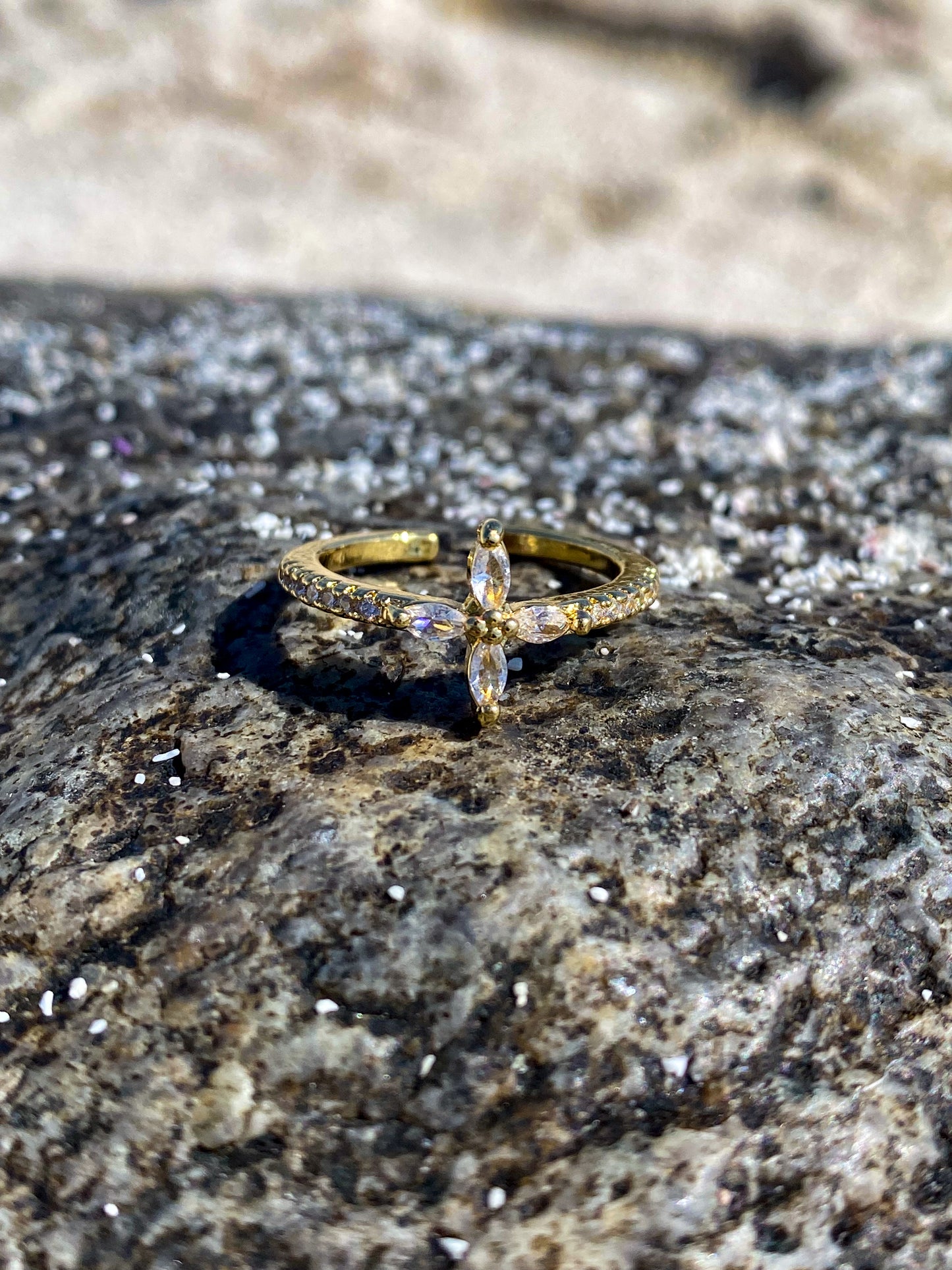 Anillo dorado estrella 4 puntas circones blancos