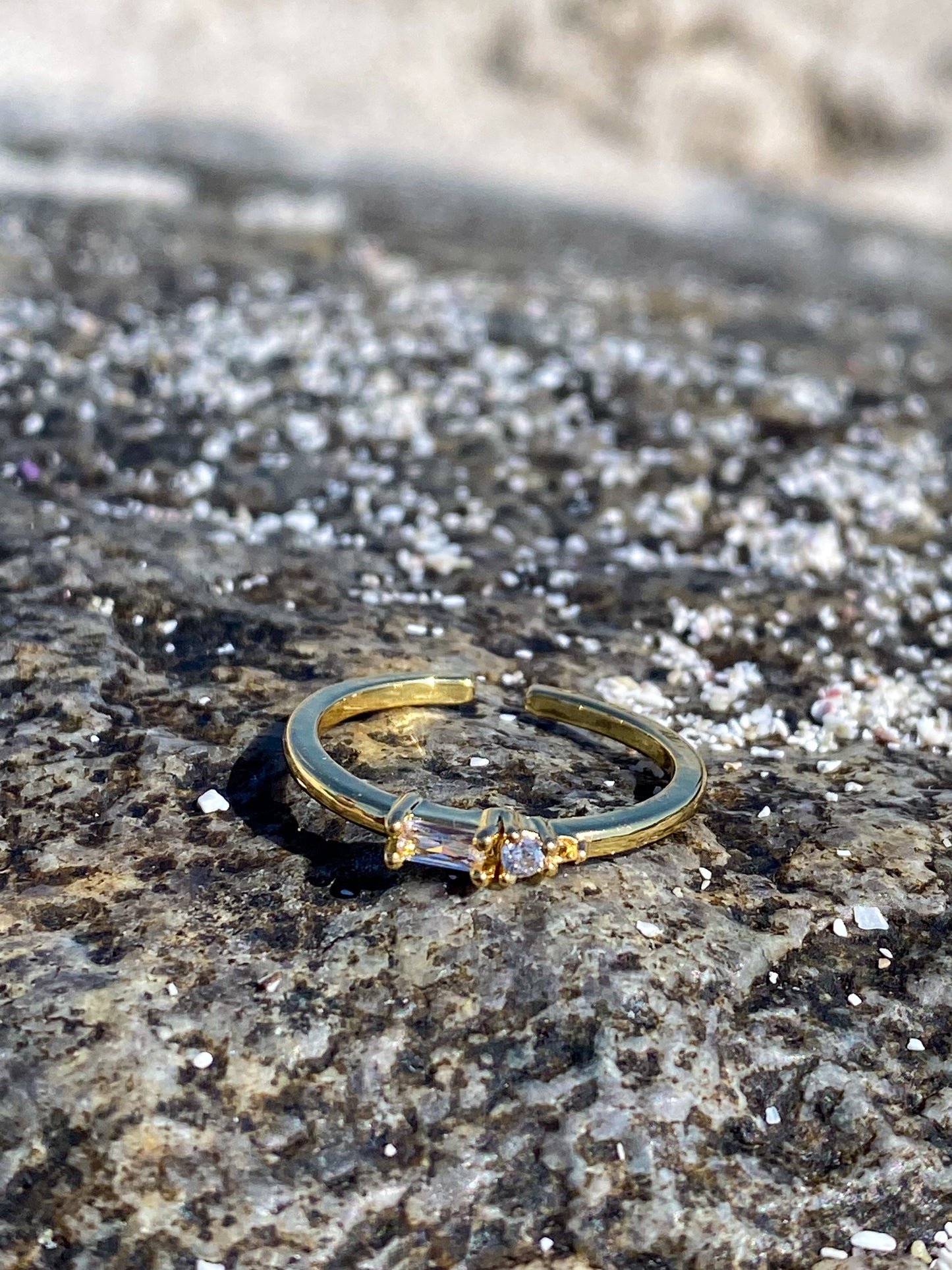 Anillo dorado con circón corte baguette