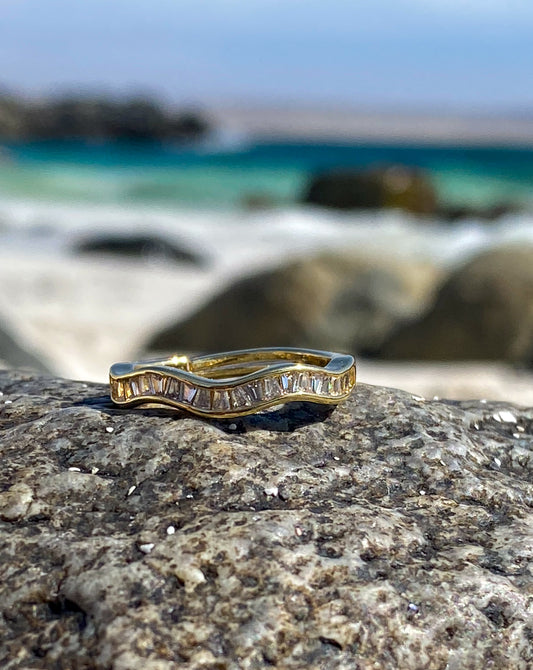 Anillo dorado ondeado circones blancos