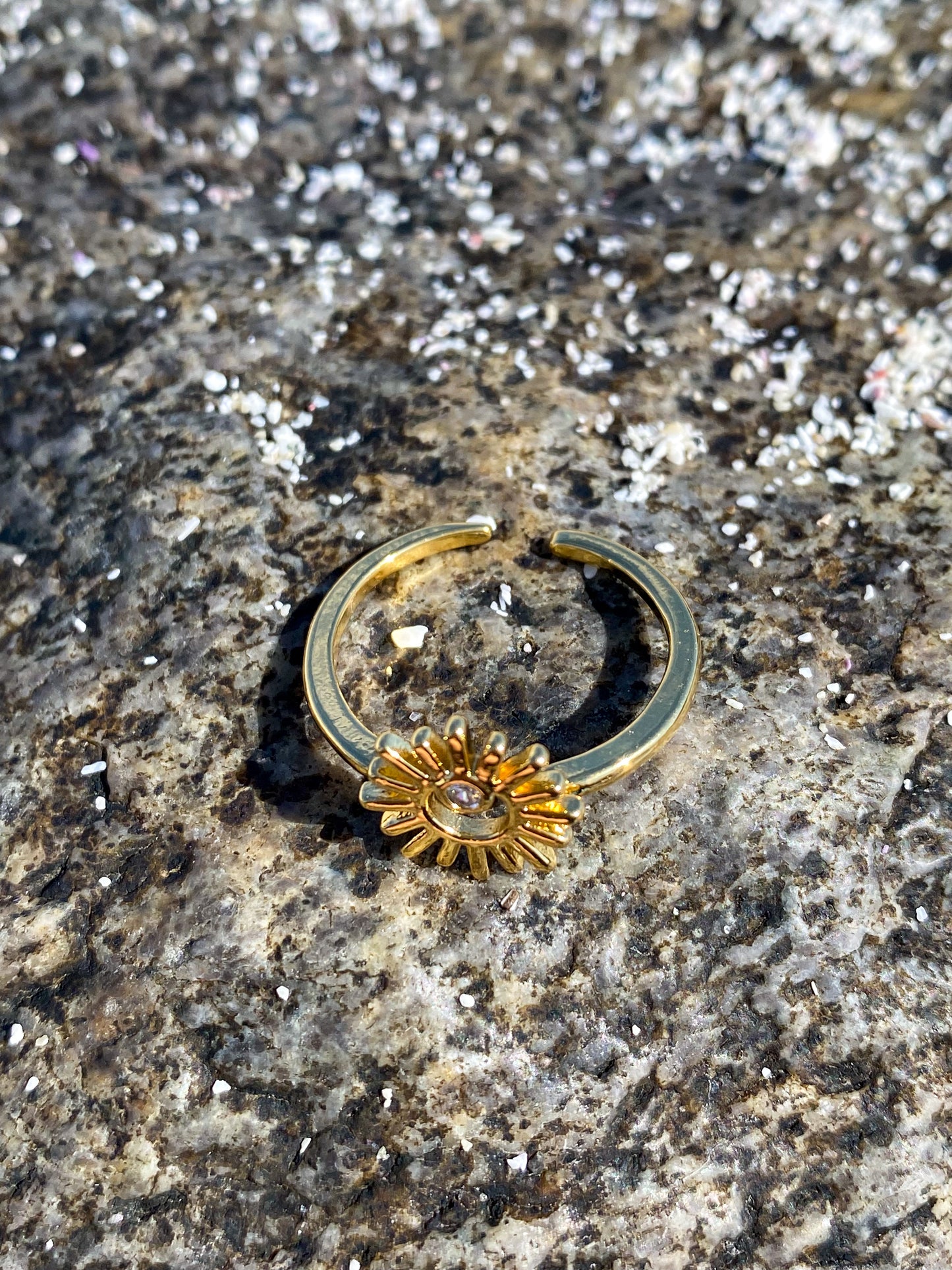 Anillo dorado sol con circón