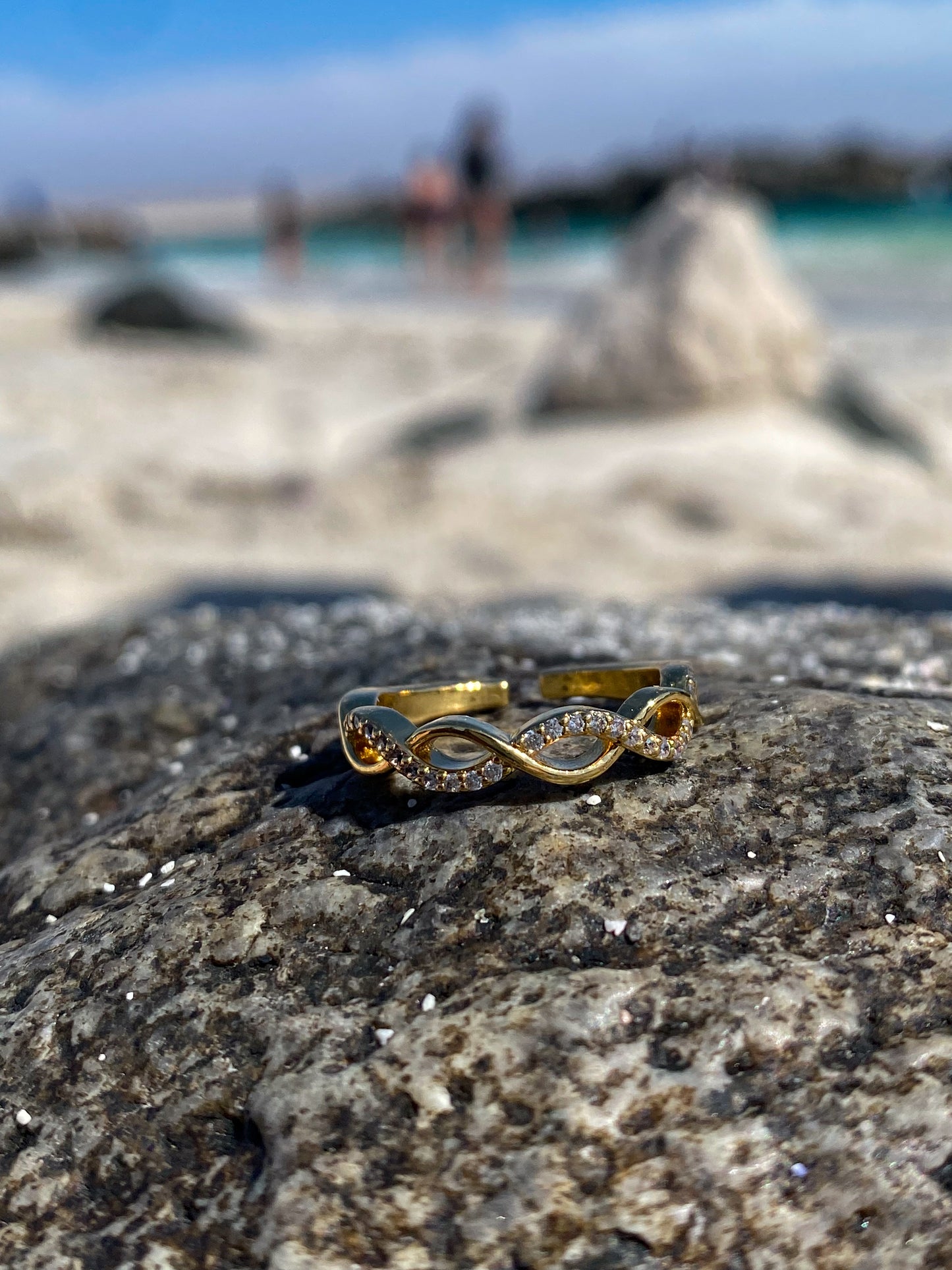 Anillo dorado ondas circones