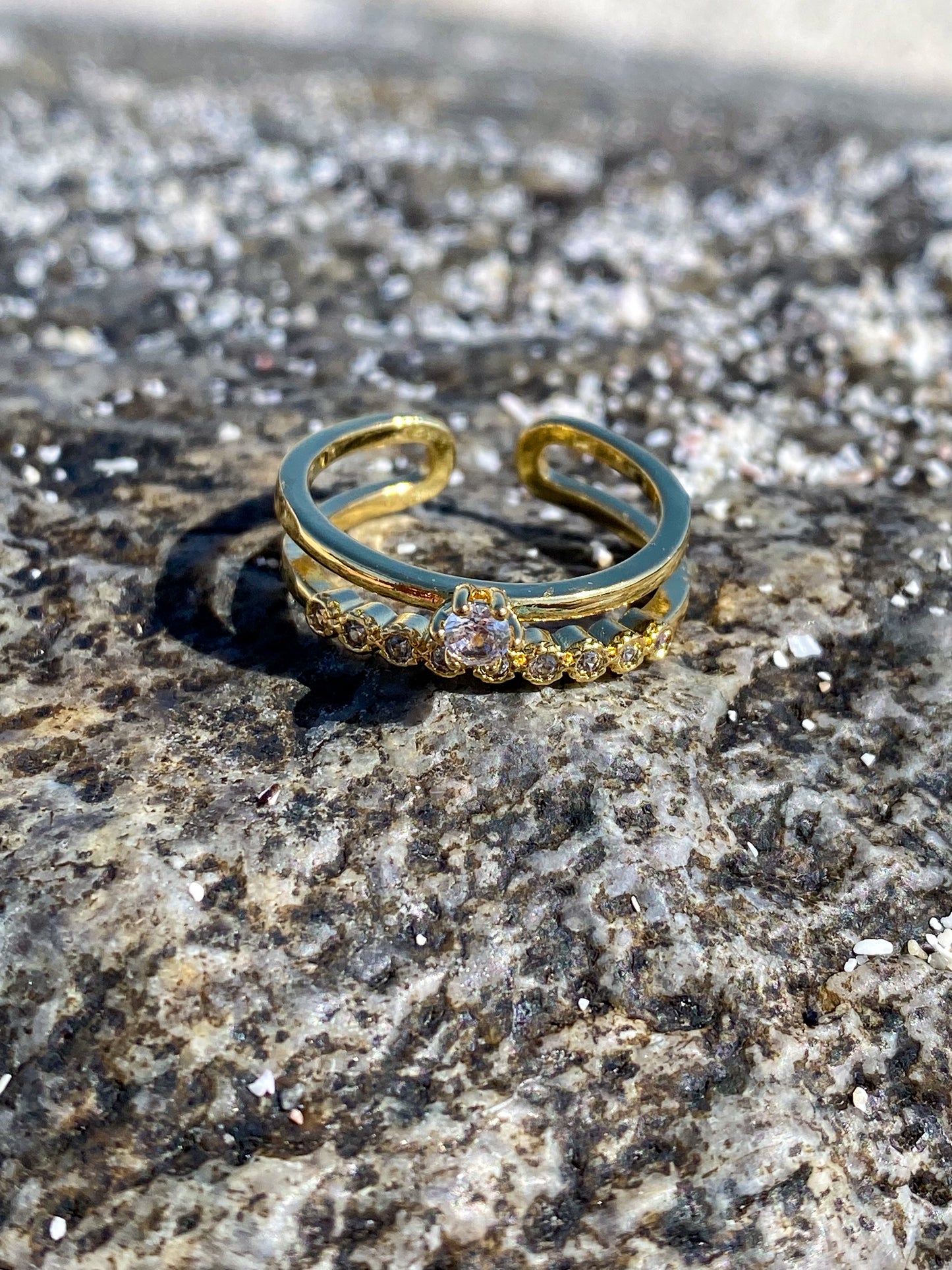 Anillo dorado doble con circones blancos