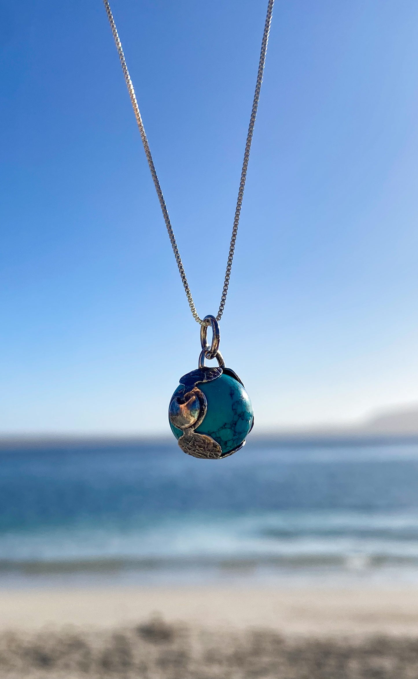 Collar esfera piedra turquesa fases de la luna