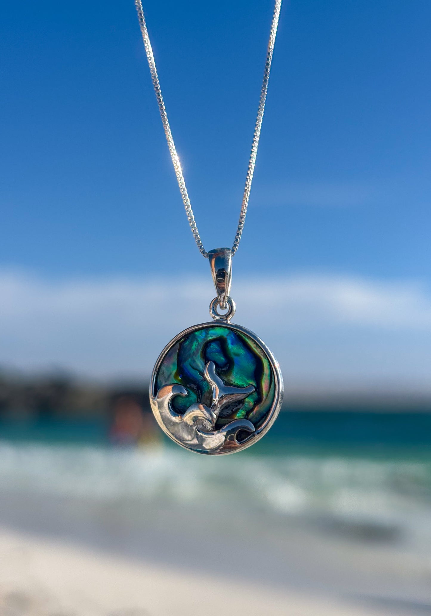 Collar cola de ballena sumergiéndose con Abalón