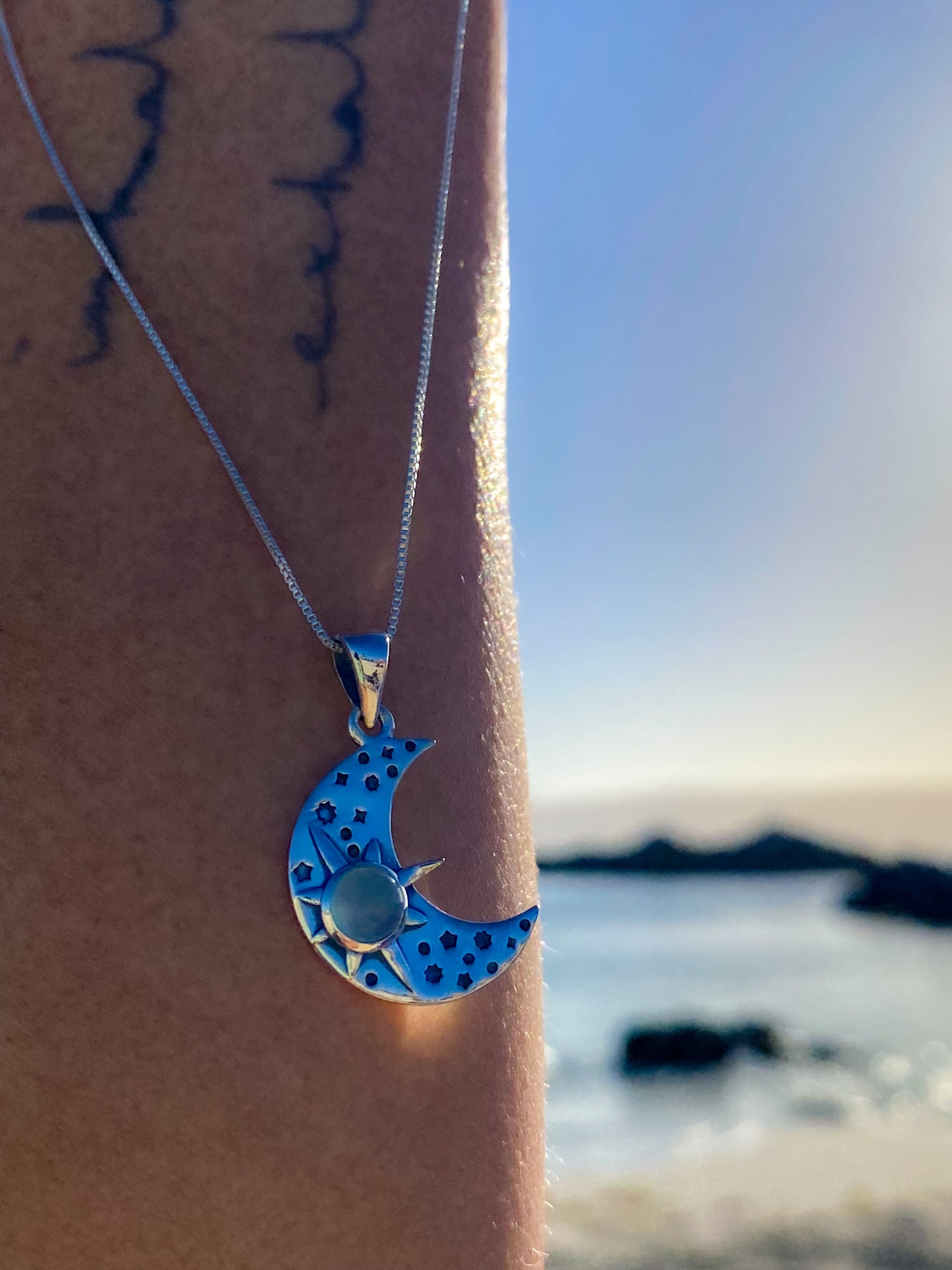 Collar luna con piedra calcedonia azul