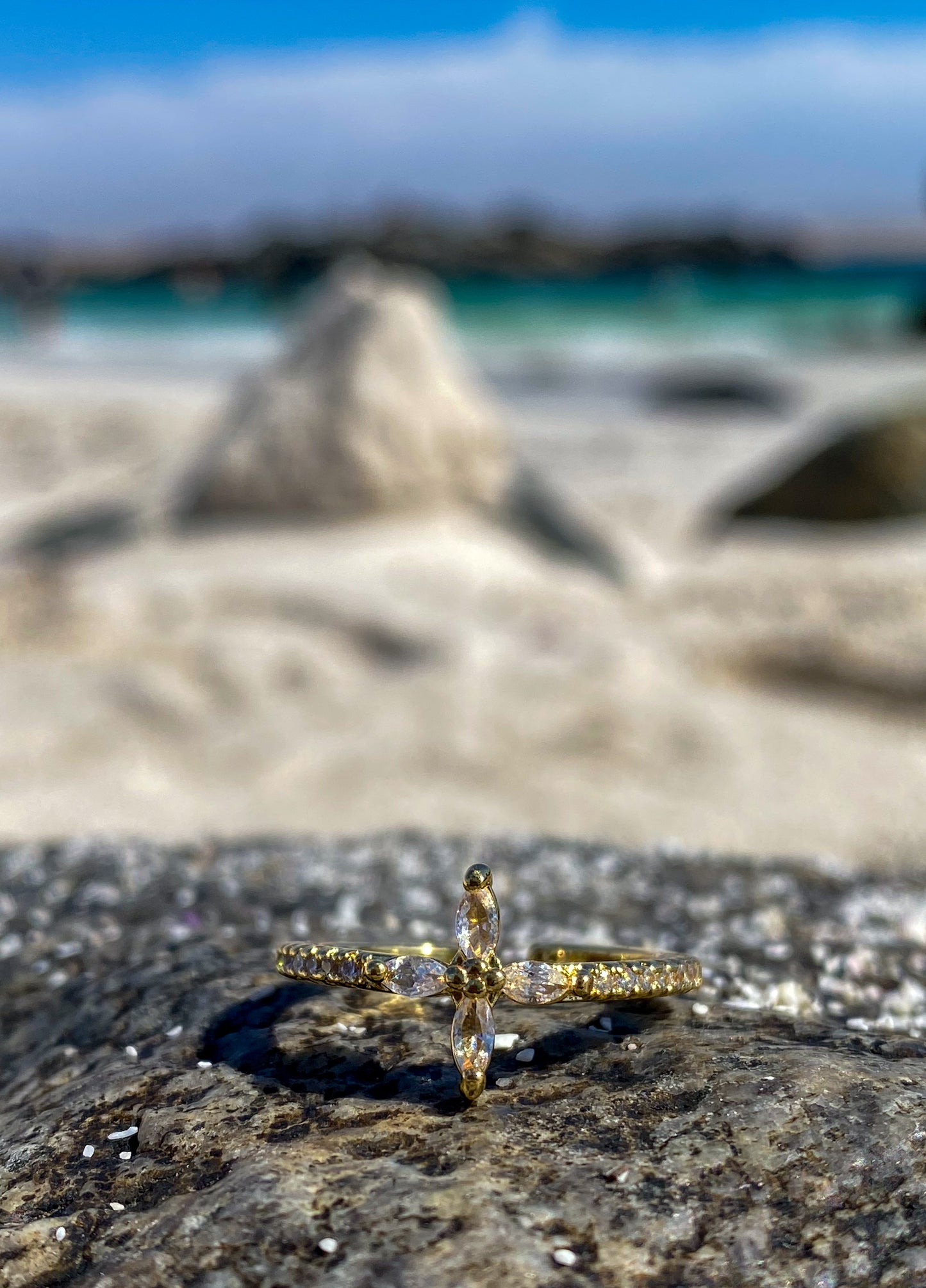 Anillo dorado estrella 4 puntas circones blancos