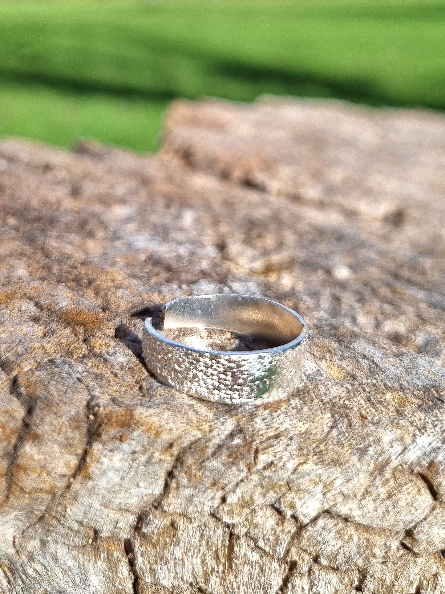 Anillo midi liso texturizado