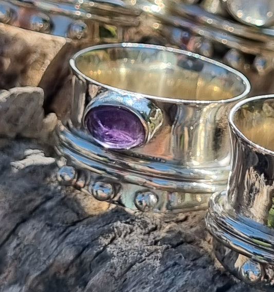 Anillo giratorio con Amatista grande doble banda