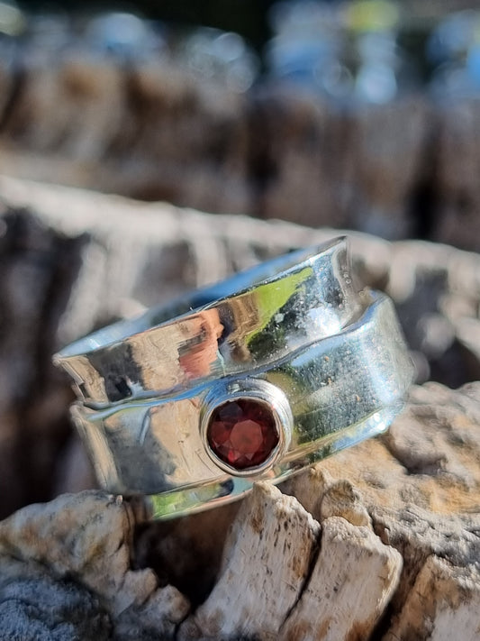 Anillo giratorio banda gruesa con Granate