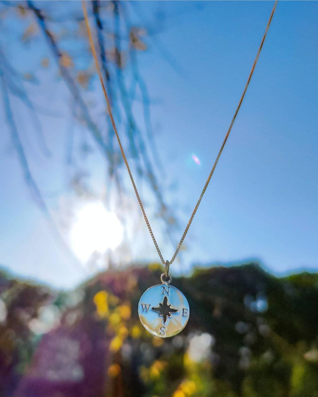Collar rosa de los vientos