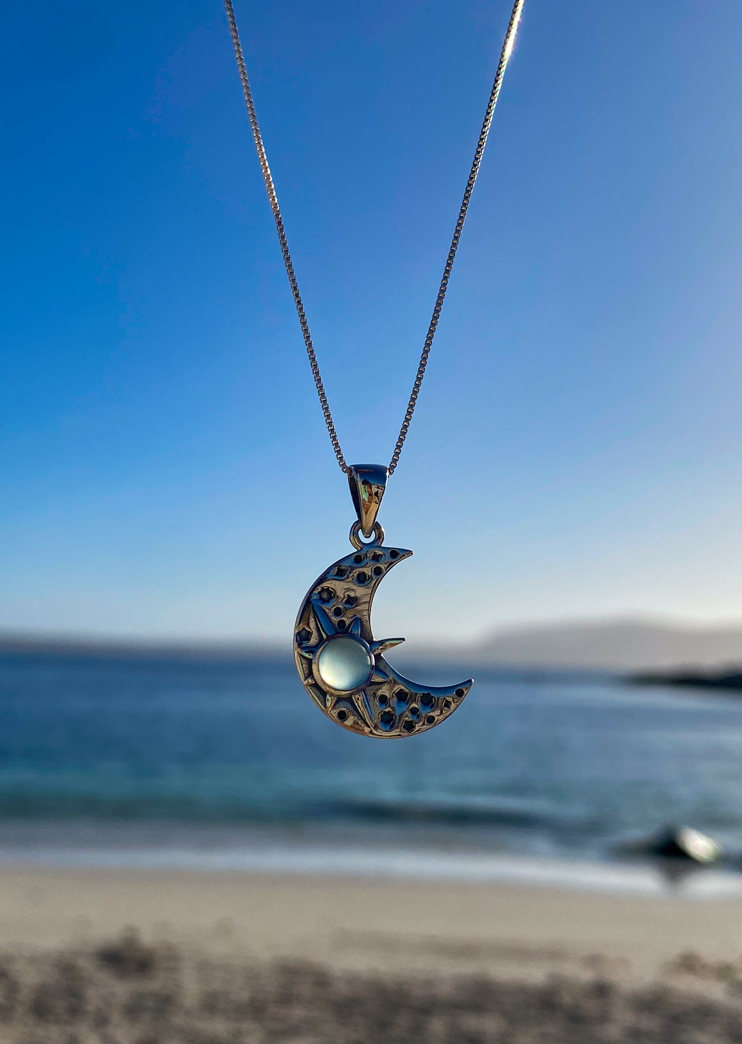 Collar luna con piedra calcedonia azul