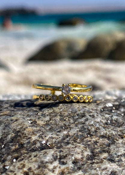 Anillo dorado doble con circones blancos