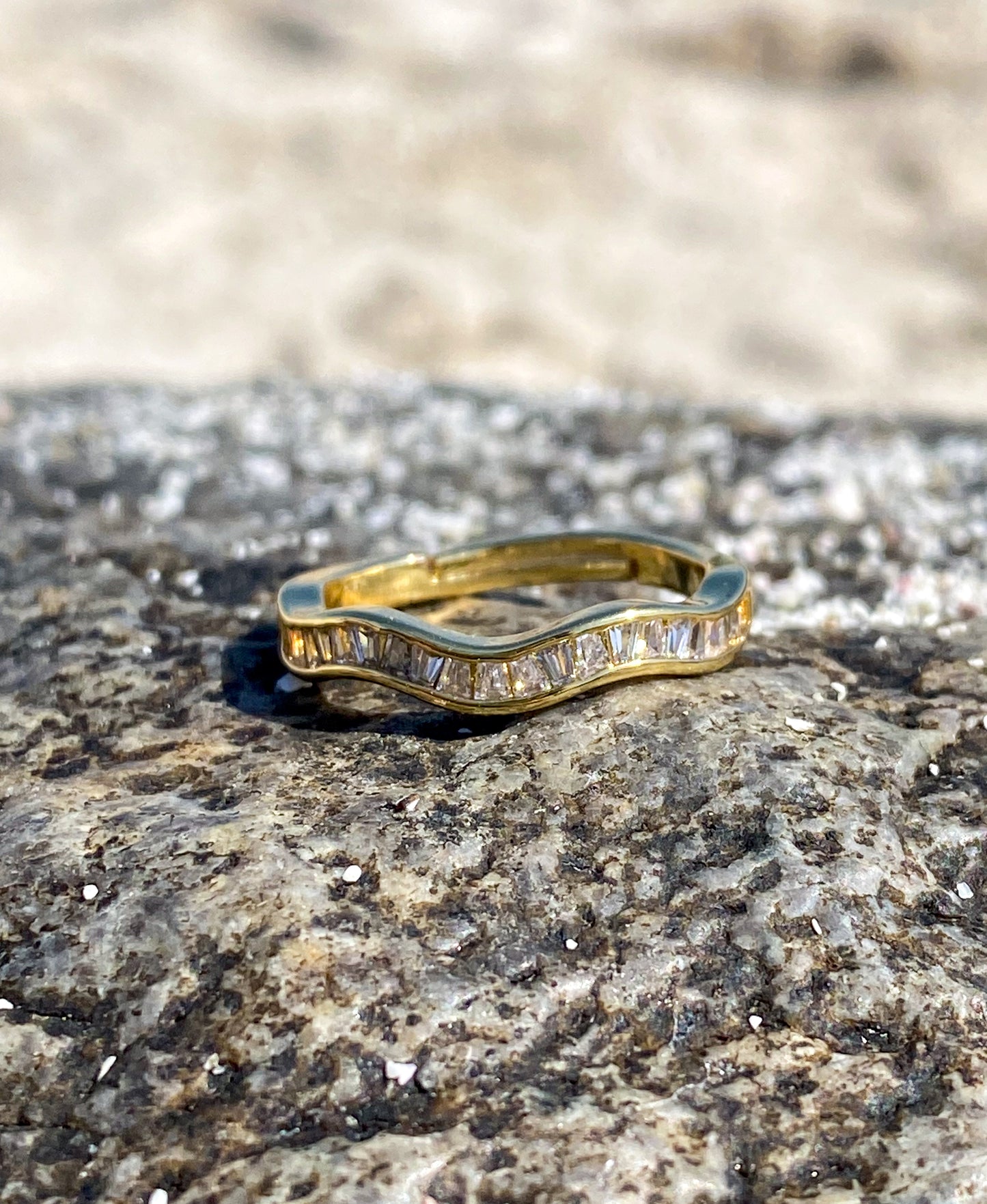 Anillo dorado ondeado circones blancos