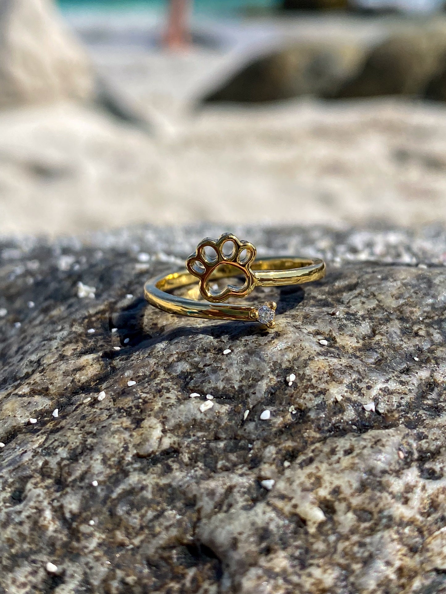 Anillo dorado patita de perro con circón