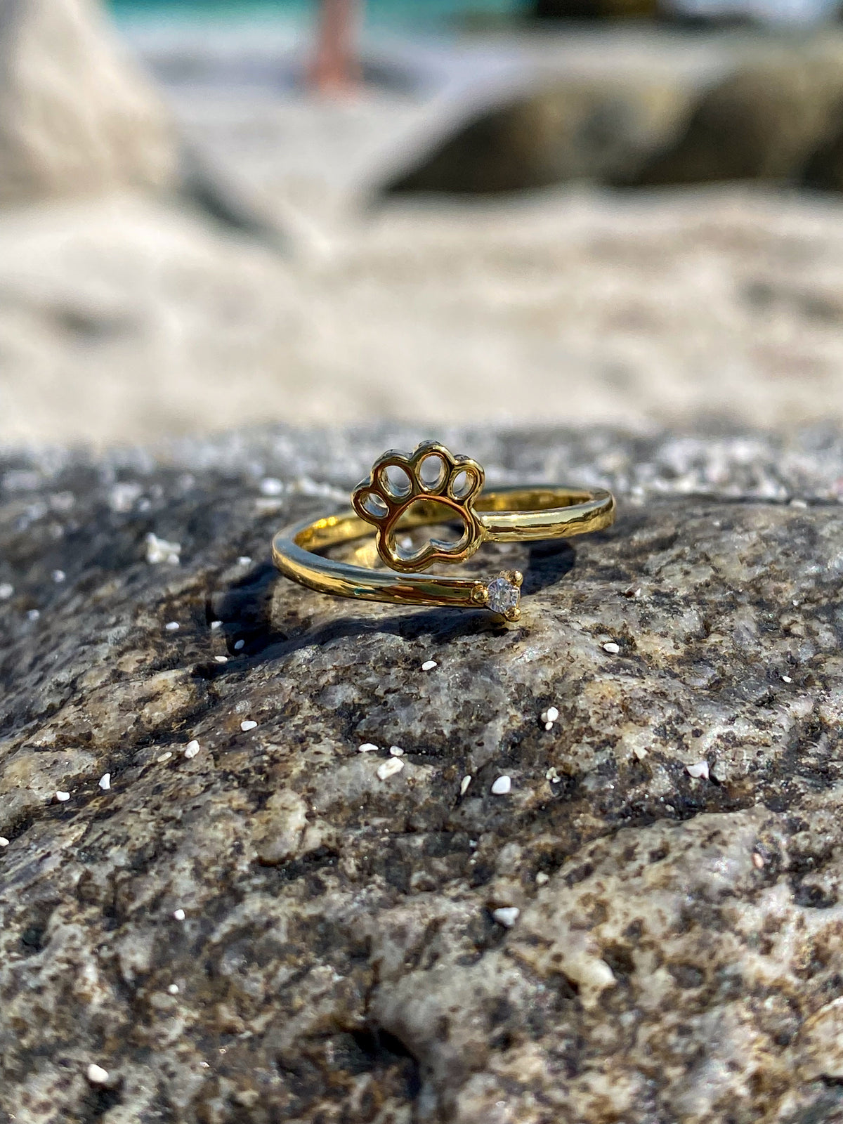 Anillo dorado patita de perro con circón