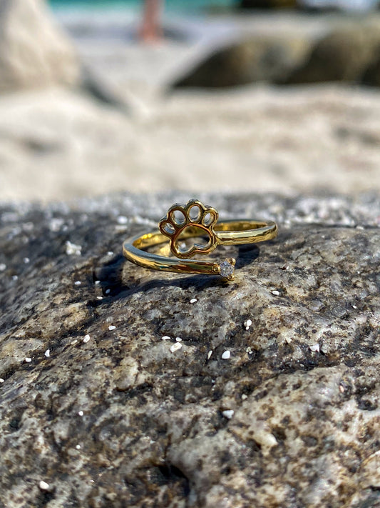 Anillo dorado patita de perro con circón