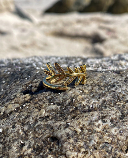 Anillo dorado rama con circones