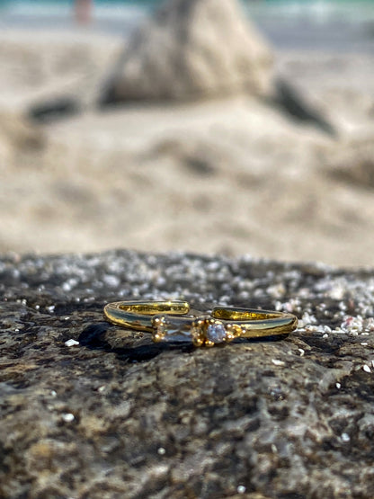 Anillo dorado con circón corte baguette