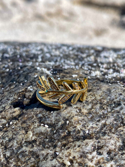 Anillo dorado rama con circones