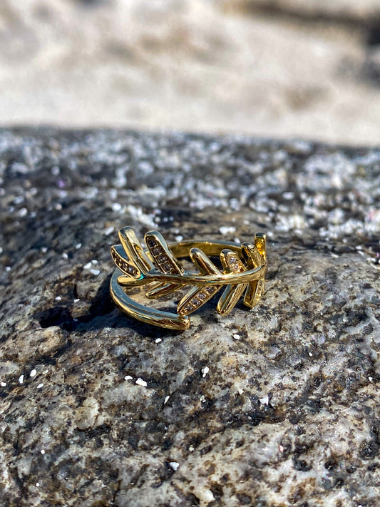 Anillo dorado rama con circones