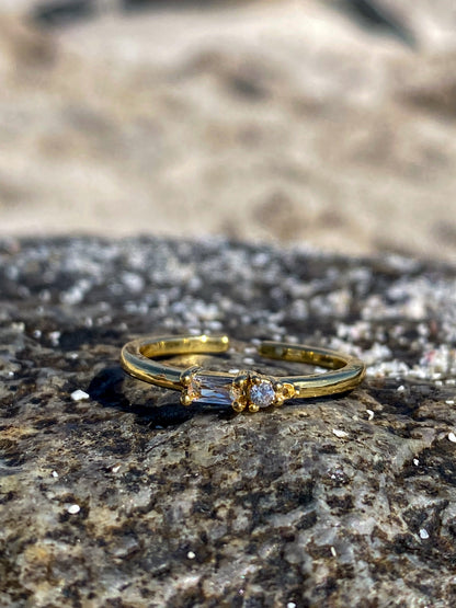 Anillo dorado con circón corte baguette