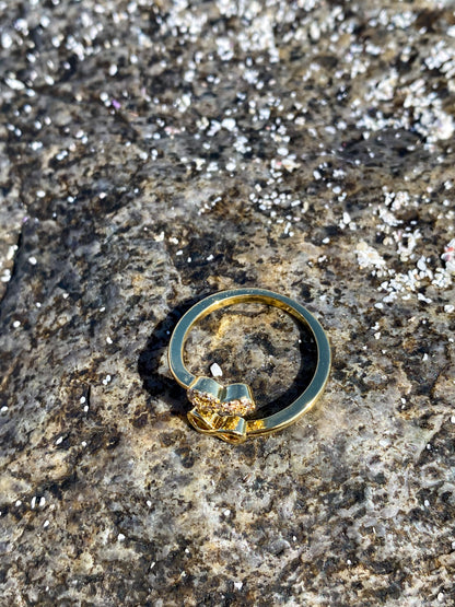 Anillo dorado infinito con circones