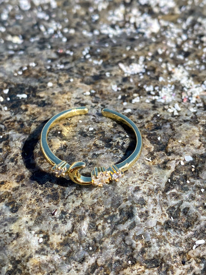 Anillo dorado media luna y circones