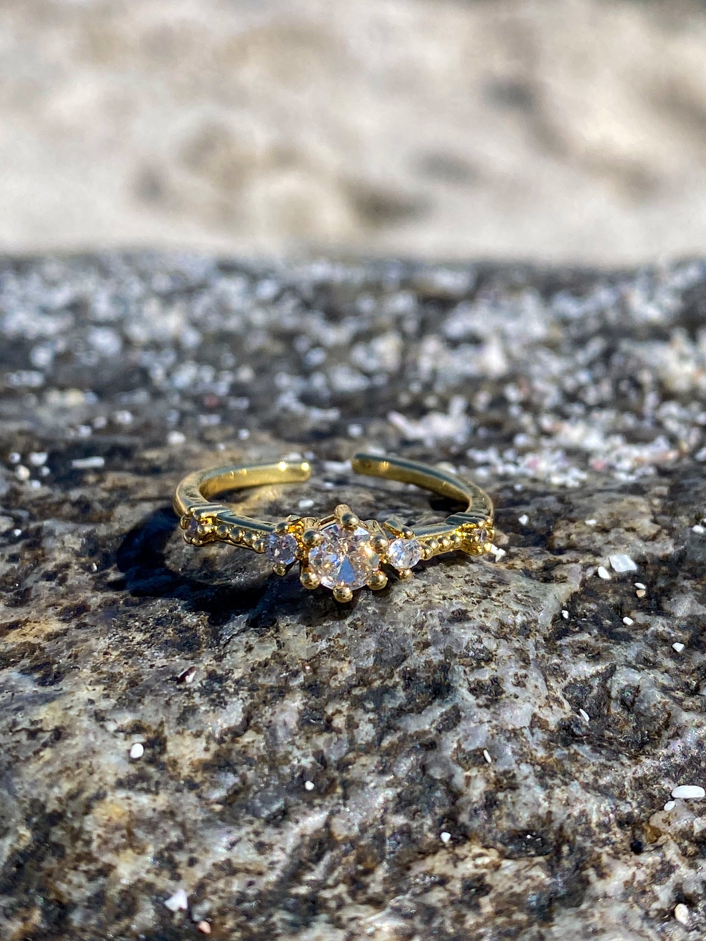 Anillo dorado con circones blancos