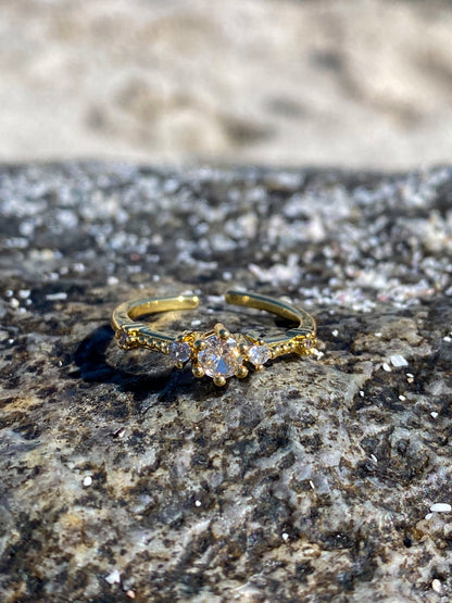 Anillo dorado con circones blancos