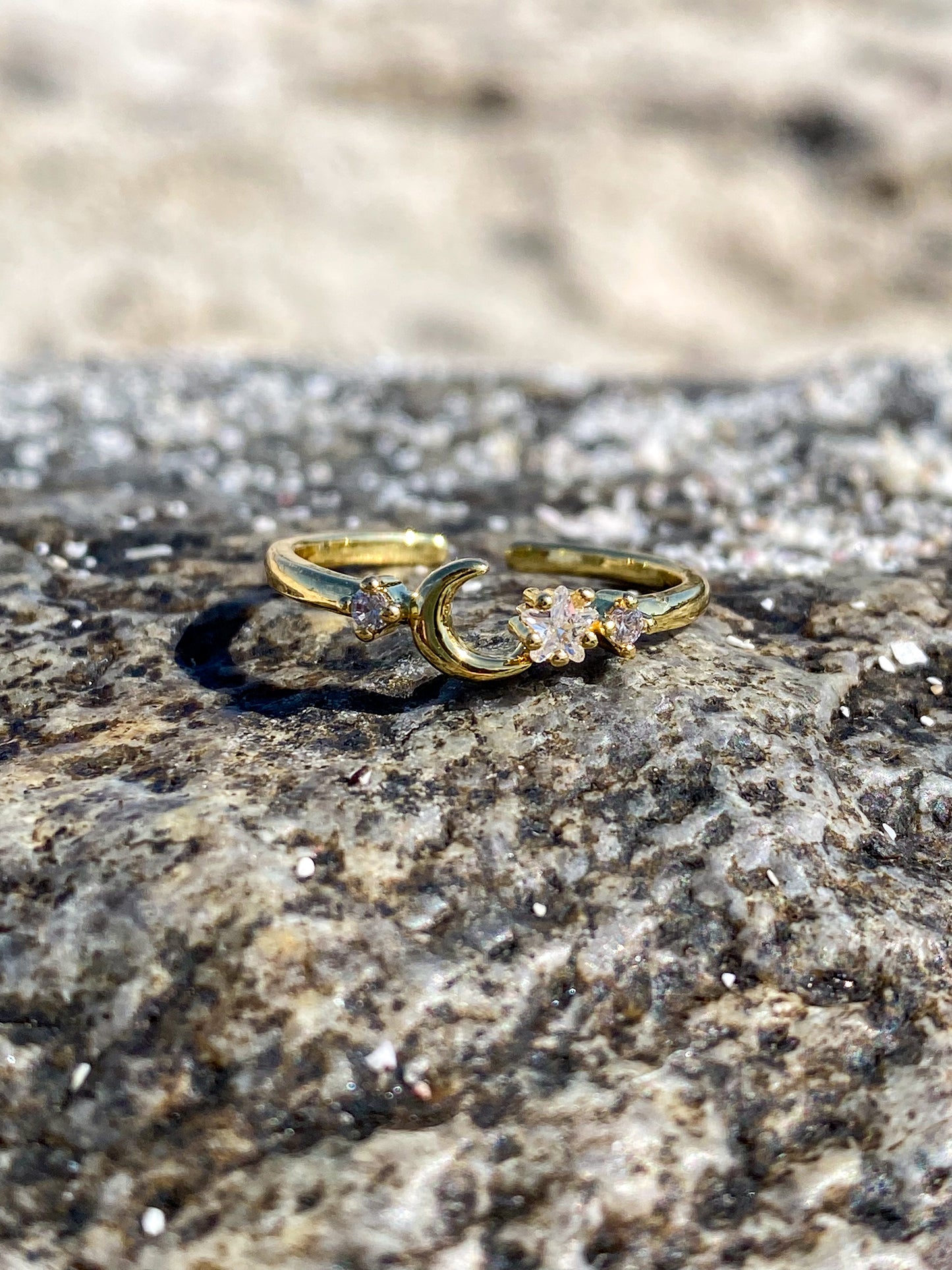 Anillo dorado media luna y circones