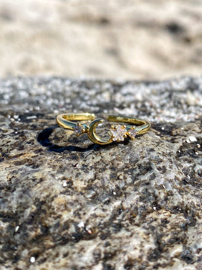 Anillo dorado media luna y circones