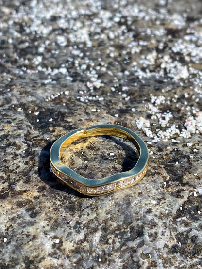 Anillo dorado ondeado circones blancos