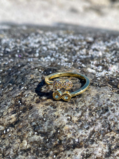 Anillo dorado infinito con circones
