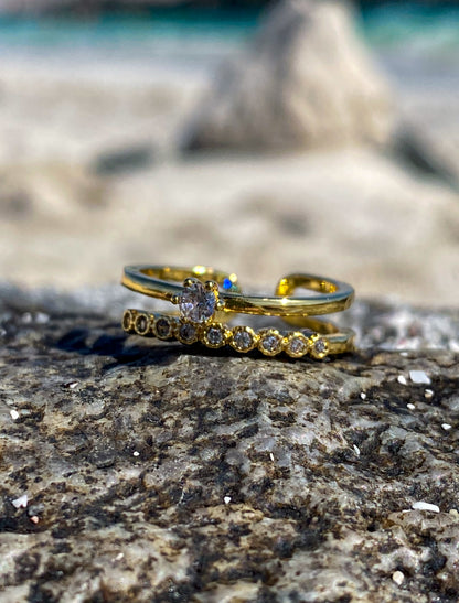 Anillo dorado doble con circones blancos