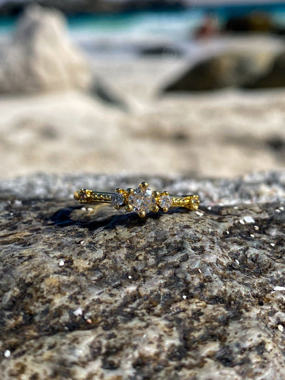 Anillo dorado con circones blancos